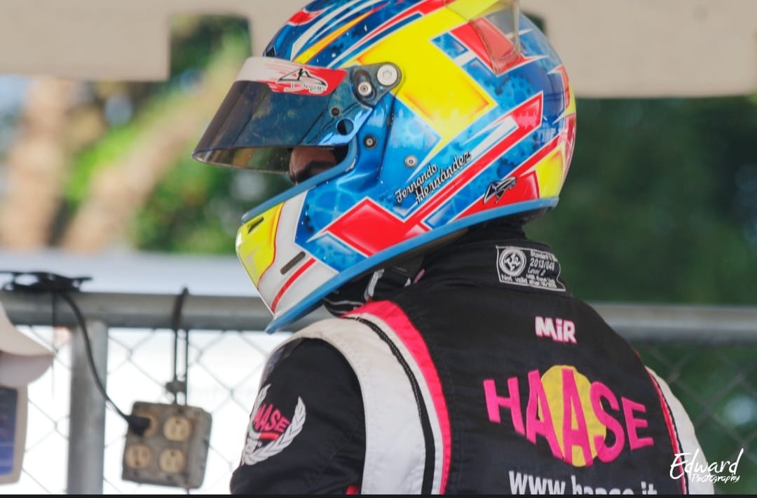 pilota con casco_92940.jpg